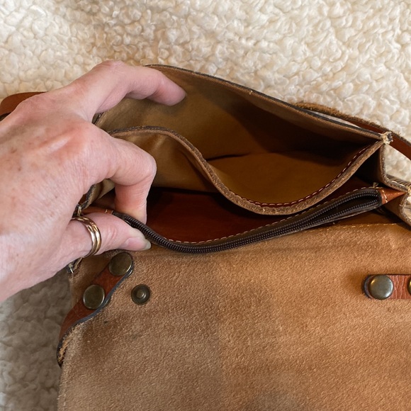 Patricia Nash Torri crossbody and matching Almeria wristlet - Picture 4 of 4